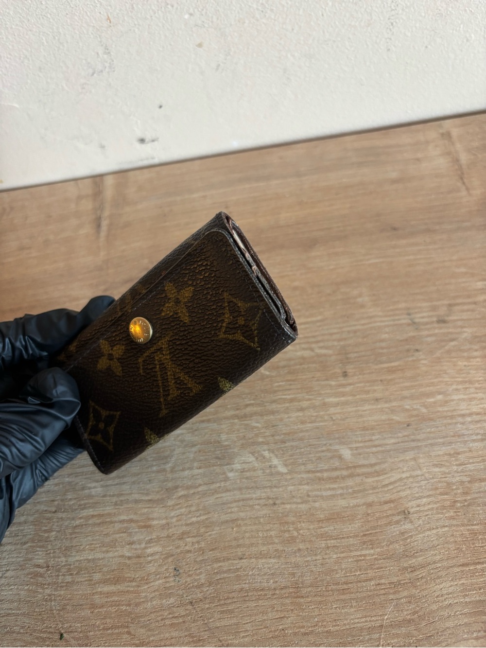 Authentic Louis Vuitton monogram key holder - Picture 3 of 5